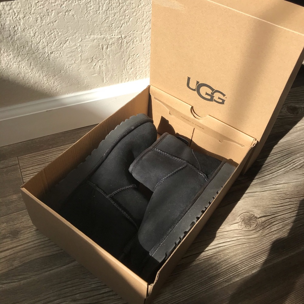 BLACK CLASSIC UGG MINI II BOOT